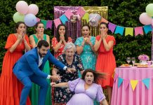 Nunca podré olvidar aquel día en mi fiesta de baby shower, cuando estaba embarazada de ocho meses. Mi esposo sorprendió a todos al entregar los 10.000 dólares que habíamos ahorrado para el parto a su madre. Cuando intenté detenerlo, me gritó furioso: “¿¡Cómo te atreves a detenerme!?” Antes de que pudiera reaccionar, mi cruel suegra me golpeó el vientre con tanta fuerza que perdí el equilibrio y caí a la piscina. Mientras me hundía, luchando por respirar y protegiendo a mi bebé, mi esposo simplemente se quedó allí… riendo. Y entonces, cuando miré hacia mi barriga, me quedé helada de puro shock.