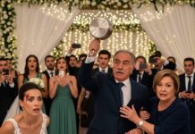 En la boda de mi hermana, mis padres exigieron que le regalara mi casa de 250.000 dólares, la cual había comprado con mi propio esfuerzo. Cuando me negué firmemente, mi padre estalló de ira. Agarró un soporte metálico para pasteles y me golpeó en la cabeza con tanta fuerza que tropecé, choqué contra la mesa y quedé gravemente herido. Pero entonces, el prometido de mi hermana reveló una verdad impactante que destruyó por completo el mundo de mis padres…