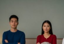 After my daughter-in-law told me I couldn’t come on the Thanksgiving vacation, I booked a solo flight and uploaded photos of myself beside a mysterious man on the shore; by evening the family was in chaos once they discovered his true identity.