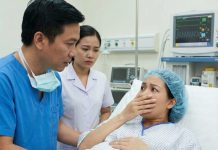 Tôi chuyển dạ lúc 2 giờ sáng, mọi thứ diễn ra đúng như mong đợi cho đến khi bác sĩ bước vào và nhìn chằm chằm vào màn hình monitor. Chỉ một câu ngắn ngủi của cô ấy khiến tôi chết lặng, toàn thân lạnh toát. Chồng tôi đứng cạnh cũng sững người, không hiểu chuyện gì đang xảy ra. Những phút tiếp theo, tôi bị đẩy đi trong tiếng hối thúc và ánh mắt lo lắng của cả kíp trực. Tôi chỉ kịp tự hỏi: Rốt cuộc con tôi gặp chuyện gì?