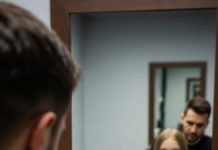 My child said she kept feeling a sharp pinch at the base of her scalp, so I took her to get it checked at the salon.