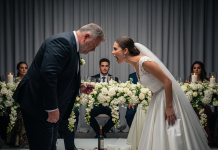 Mi nuera me llamó cerdo gordo en la boda de mi hijo, burlándose de mi traje barato frente a trescientos invitados. Pensó que yo era un viejo patético y pobre. No sabía que en realidad era un multimillonario en secreto… y que su poderoso padre, un director ejecutivo, estaba a punto de reconocer mi nombre