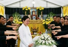 Chồng vừa mất, vợ đang b;ầu mà đứng lặng như tượng, không rơi nổi một giọt nước mắt. Vậy mà đêm đêm lại l/én l/út ra ngoài. Cả xóm lao vào mắng ch//ửi là ‘m//áu l//ạnh’, thậm chí còn bảo mộ chồng chưa kịp xanh cỏ mà đã ngoại tình. Nhưng đến khi biết sự thật, ai nấy đều cúi đầu x;ấu h;ổ…