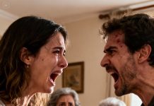 Cuando estaba embarazada de ocho meses de gemelos, gané la lotería con un premio de 850.000 dólares. Pero mi suegra me exigió que le entregara todo el dinero. Cuando me negué, mi esposo me abofeteó con fuerza en la cara. Tropecé, y mi vientre embarazado golpeó el borde afilado de la mesa. En ese instante, se me rompió la fuente. Mi cuñada empezó a filmarlo todo, sonriendo con emoción. Les advertí que se arrepentirían de lo que estaban haciendo.