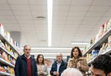 En un instante, la tranquilidad de una tarde cualquiera se rompió como cristal. Un anciano se desplomó, luchando por respirar, mientras el gerente lo trataba como una molestia que debía sacar del camino. Los clientes observaban en silencio, inmóviles, mientras lo arrastraban hacia la puerta sin compasión. Yo, enfermera, sabía exactamente lo que estaba ocurriendo: un hombre estaba muriendo, y la indiferencia colectiva iba a empujarlo hacia el final.