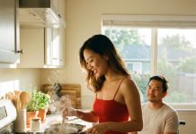 Sau hơn hai tiếng cuồng nhiệt trong khách sạn với sếp, tôi vội vã quay về nấu cháo cho người chồng liệt giường vẫn đang đợi ở nhà. Nhưng vừa mở cửa, tiếng báo tin nhắn dồn dập khiến tim tôi chững lại. Tài khoản nhảy số liên tục—từng khoản chuyển tiền kèm lời nhắn của chính sếp: “Phần thưởng cho em.” Mỗi dòng chữ như tát thẳng vào mặt tôi, nhắc tôi rằng cánh cửa vừa khép lại ở khách sạn chưa kịp lạnh đã để lộ ra một sự thật còn nguy hiểm hơn gấp bội…