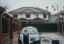 Mis padres me abandonaron hace veintiún años en la puerta de mis abuelos, llamándome “mala suerte”. Construí mi vida por mi cuenta y logré el éxito. Cuando aparecieron después de todos estos años, rogando por ayuda, mi respuesta los dejó sin palabras.