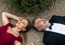 Mientras subíamos la montaña, mi hijo y mi nuera de repente empujaron a mi esposo y a mí por un acantilado. Tendida allí, escuché a mi esposo susurrar: ‘No te muevas… finge que estás muerta’. Pero cuando se fueron, él me reveló una verdad aún más aterradora que la propia caída…..