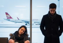 Un empresario adinerado ve a su antigua empleada y a sus hijos gemelos en el aeropuerto — Lo que descubre después lo cambia todo para siempre