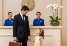 Cuando una niña con un vestido amarillo entra sola a una corporación multinacional y declara: ‘Estoy aquí para hacer la entrevista en nombre de mi madre’, nadie puede imaginar lo que está a punto de suceder.