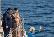 Hola, río”, susurró mi nuera mientras me empujaba al agua. Mi hijo solo observó y sonrió. Ellos creían que mis 80 millones de dólares ya les pertenecían. Pero esa noche… yo estaba sentado en la silla, esperando