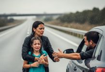 En medio de una lluvia torrencial en la autopista A-7, en el sur de España, una madre y su hija se encogían bajo el frío implacable al borde del camino. Un conductor desconocido detuvo su coche, abrió la puerta con suavidad y las invitó a subir para resguardarse del aguacero. Nada parecía fuera de lugar… hasta que, veinte minutos después, cuando el vehículo giró por un sendero estrecho entre los olivares, la madre vio un detalle que hizo que el corazón se le paralizara de golpe…