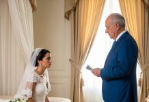 En la noche de bodas, mi suegro me deslizó en la palma de la mano un sobre con 5.000 dólares y susurró: «Si quieres seguir con vida, vete ahora mismo». Me quedé paralizada, como si el suelo se hubiera derrumbado bajo mis pies……