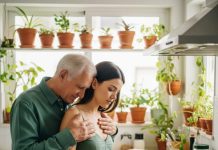 Contraté a mi mejor amiga como empleada doméstica, pagándole más de 2.000 dólares al mes. En apenas dos semanas, noté a mi suegro extrañamente alegre, mientras que mi amiga estaba cada día más pálida. De repente, él insistió en remodelar la casa para construir una habitación insonorizada. Cuando por fin la enfrenté, me confesó algo que me dejó completamente en shock…