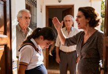 Con solo catorce años, fue expulsada de su casa por estar embarazada — años después, su regreso dejó a toda la familia en shock.