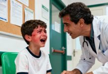 Recibí una llamada de la enfermera del colegio sobre mi hijo. Fui corriendo. Estaba temblando, con una marca cerca del ojo. “Papá, fui a casa a comer… mamá estaba con el tío Esteban. Cuando intenté irme, él me bloqueó, me encerró en mi habitación y tuve que escapar por la ventana. Siguen allí.” Mis instintos de protección se activaron de inmediato