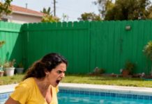 Mi hija de 16 años trabajó durante meses, guardando cada dólar para comprar la máquina de coser de sus sueños, su mayor tesoro. Pero cuando no terminó sus tareas lo suficientemente rápido, su cruel madrastra la arrojó a la piscina mientras mi exmarido observaba en silencio. Creyeron que me derrumbaría. No sabían que estaba a punto de mostrarles lo que realmente significa perder algo valioso…