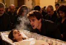 Mientras acompañaba la cremación de su esposa embarazada, el esposo abrió el ataúd para verla por última vez… y observó que su vientre se movía. Detuvo todo al instante. Cuando llegaron los médicos y la policía, lo que encontraron dejó a todos completamente impactados…