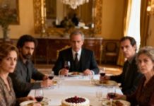 En el cumpleaños de mi padre, mamá murmuró: «Para nosotros, ya no existe». Y justo en ese instante entró mi guardaespaldas