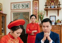 Tôi đứng giữa phòng khách rộng lớn của nhà chồng, mùi hương trầm pha lẫn mùi gỗ lim nồng nặc đến mức ngột ngạt. Trước mặt tôi là 5 cuốn sổ đỏ và khay sơn mài đựng 50 cây vàng cưới được xếp ngay ngắn, lấp lánh dưới ánh đèn chùm pha lê. Một cảnh tượng mà bất kỳ cô gái nào cũng mơ ước, nhưng với tôi lúc này, chúng chẳng khác nào những xiềng xích được mạ vàng.