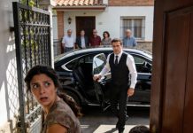 Diez años criando a mi hijo sin su padre: todos en el pueblo se burlaban de mí, hasta que un día un coche de lujo se detuvo frente a mi casa… y el padre del niño hizo llorar a todos.