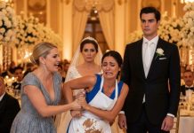 Bastó un solo instante para que entendiera mi lugar real en esa familia. En la segunda boda de mi padre, mi hermanastra me lanzó un delantal. “A la cocina. Lava los platos. La comida es para la familia, no para ti.” Mi madrastra asintió. “No arruines el ambiente.” Sonreí, tomé el delantal… y lo tiré a la basura. “Perfecto. Si no soy familia…” Un clic seco bajó el interruptor principal. Música muerta. Luces fuera. En la oscuridad, por fin descubrieron quién no pertenecía a esa casa.