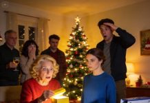 Juro que sentí un vuelco en mi interior en el momento en que mi madre le entregó a mi hijo una caja de PS5 delante de toda la familia. Su cara se iluminó tan rápido que casi lloré, hasta que la abrió y no encontró nada más que una vieja y polvorienta tarjeta telefónica en el fondo, como un remate cruel. Mientras tanto, mi sobrino recibió una PlayStation 5 de verdad, nueva, brillante y pesada en sus manos… mientras mi madre se reía y decía: «Santa solo visita a los niños buenos». Todos se rieron con ella, como si humillar a un niño fuera parte del entretenimiento navideño, y mi hijo se quedó allí parado intentando no parecer que se le rompía el corazón. Me quedé callado. No porque no me importara, sino porque ya no discutía más, no pedía respeto. Esperé. Treinta minutos después, me acerqué a mi madre, tranquila como el hielo, y le puse una pequeña caja en las manos. La abrió. Y en el instante en que vio lo que había dentro… su sonrisa se desvaneció. No se rió. No habló. Simplemente se quedó paralizada.