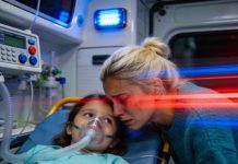 Las puertas de la ambulancia se cerraron de golpe, las sirenas aullaban como un presagio. Mi hija apretó mi mano con fuerza y, entre sollozos, susurró: —Mamá… por favor, no se lo digas a papá. Se lo prometí… sin saber por qué. En el hospital, me aferré a la esperanza de que no fuera nada grave. Hasta que el médico giró la pantalla hacia mí. Sentí que las piernas me fallaban. Lo que vi no era solo un diagnóstico. Era un secreto lo suficientemente devastador como para destruir a nuestra familia. Y en ese instante supe que la verdad, por mucho que doliera, no podría permanecer oculta para siempre…