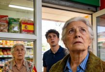 Treinta años atrás, mi hermana me arrebató $310,000 de la herencia y desapareció como un fantasma. Pensé que nunca volvería a verla… hasta que un joven de 19 años, vestido con harapos y con ojos que contaban hambre y abandono, cruzó la puerta de mi tienda afirmando ser su hijo. ¿Cómo podía vivir así alguien nacido de una mujer que lo tuvo todo? Cinco años después, ella apareció de nuevo, arrodillada, rogando perdón como si fuera su última oportunidad. Y yo… debía enfrentar la pregunta más dolorosa de mi vida: ¿perdonarla o no?