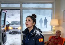 Aquella víspera de Acción de Gracias, mi familia abandonó en mi casa a un hombre al borde de la muerte, como si su agonía fuera invisible. Lo llamaban “una carga”… sin saber que bajo esa apariencia frágil se escondía un soldado endurecido por pesadillas que ellos jamás podrían concebir. Ellos reían, confiados en su crueldad, mientras yo observaba cada movimiento, cada palabra, cada silencio. Y cuando el tiempo de la revancha llegara… nadie podría escapar de la trampa que ya estaba cuidadosamente preparada.