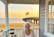 Durante veinte años, mis hijos vivieron como si yo ya estuviera muerta. Llamadas en sus cumpleaños, regalos en cada fiesta, súplicas por verlos aunque fuera un minuto… todo cayó en el vacío. Hasta que un día, algo dentro de mí se quebró por completo. Cambié mi nombre, vendí mi casa, borré mi número y desaparecí del mundo que me rechazaba. Seis meses después, mientras tomaba café en una ciudad donde nadie conocía mi historia, ellos corrían desesperados buscando a “mamá” por un documento crucial. Y cuando el abogado les dijo: “Ella ha empezado una nueva vida… sin ustedes”, esa fue solo la primera sorpresa.