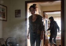 En cuanto dejé a mi bebé de 3 meses con la niñera y empecé a llevar a mi hija de 6 años al colegio, pensé que todo iba bien, hasta que de repente gritó: “¡Mamá! ¡Tenemos que volver, YA!”. El corazón me dio un vuelco. Le pregunté: “¿Por qué?”, pero parecía a punto de llorar, susurrando presa del pánico: “Por favor… date prisa”. Ese miedo en su voz no sonaba a dramatismo infantil; parecía que sabía algo. Puse el intermitente y volví a casa a toda velocidad, con la mente llena de mil posibilidades aterradoras. Cuando entré por la puerta, el aire dentro me pareció extraño… y me quedé allí, completamente paralizada, demasiado aterrorizada para moverme.