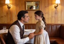 Me reí de la niña al instante, convencido de que solo era otra pequeña vagabunda desesperada por atención. Pero cuando se inclinó y susurró: “No comas ESO. Vi a tu esposa poner algo ahí”, la risa se me murió en la garganta. El tenedor quedó suspendido a centímetros de mi boca. El restaurante entero se quedó en silencio. Sentí todas las miradas clavarse en mí mientras el corazón me golpeaba el pecho con violencia. Un frío aterrador me recorrió la espalda… porque en ese segundo entendí la verdad: ella no estaba mintiendo. Algo horrible estaba a punto de suceder, y yo solo tenía unos segundos para detenerlo.