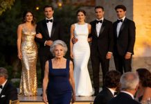 En la boda de mi hijo, me convirtieron en el blanco de todas las miradas y risas. Sus suegros señalaron mi vestido frente a 650 invitados y se burlaron: “¡Esa no es su madre, solo una mujer harapienta!” La sala estalló en carcajadas que quemaban mi piel. Pero no huí. Me levanté, tomé el micrófono y revelé la verdad que nunca esperaban: yo había pagado en silencio aquel postre de seis cifras de su cuento de hadas. El asombro paralizó la sala. Y mientras los murmullos se esparcían, comprendí… el poder no siempre es ruidoso, a veces es invisible.