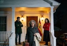 Esta noche, mi hijo me expulsó de mi propio hogar con una frialdad que ningún invierno podría igualar. Sus palabras aún ardían en mi pecho mientras avanzaba por la calle desierta, oyendo de lejos la risa cruel de mi nuera celebrando mi partida: “¡Ahora sí somos libres!”. Pero ellos no escucharon el leve clic que resonó en el despacho, ni vieron cómo la caja fuerte empezó a entreabrirse como un presagio. Y cuando el sol salga… descubrirán por qué jamás debieron echarme.