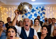 La boda de mi hermana debería haber sido un día de alegría, pero para mí se convirtió en una pesadilla. Mis padres me arrinconaron y exigieron que entregara, como “regalo”, mi casa de 450 mil dólares, fruto de años de sacrificio. Cuando dije “no”, mi padre estalló. Tomó un soporte metálico para pasteles y me lo estampó en la cabeza, haciéndome tambalear y caer, dolorida, contra la mesa. Sin embargo, el salón quedó en silencio absoluto cuando el prometido de mi hermana dio un paso al frente… y confesó un secreto tan demoledor que hizo temblar por completo el mundo de mis padres.