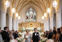 Se inclinó hacia mí, con una sonrisa que dolía más que mil palabras, y susurró: “Solo las verdaderas madres se sientan al frente”. Asentí, tragando mi orgullo, y me dirigí a la última fila, mientras los invitados desviaban la mirada. Me decía que estaba acostumbrada a ser invisible; después de todo, no era la mujer que lo trajo al mundo, solo la que permaneció. Pero cuando la música estalló y mi hijastro llegó al altar, todo cambió. Se detuvo. Se giró. Y en ese silencio absoluto, hizo algo que nadie —ni siquiera su prometida— estaba preparado para ver.