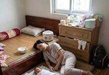 Tôi về nhà giữa trưa, không báo trước, chỉ để xem vợ mình “lười” đến mức nào. Cánh cửa vừa khép lại, tim tôi chợt thắt khi thấy bát gạo còn sống đặt trơ trọi trên bàn ăn. Tôi chưa kịp hiểu chuyện gì thì bước chân dẫn tôi vào phòng ngủ. Và rồi… tôi chết lặng. Thứ trước mắt khiến đầu óc tôi trống rỗng, mọi niềm tin sụp đổ trong khoảnh khắc. Tôi chưa bao giờ nghĩ, sự thật lại bắt đầu từ một bát gạo chưa nấu….….