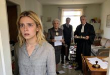 Guardé silencio sobre la empresa de 25,6 millones de dólares que heredé de mi abuelo al casarme… y menos mal. Porque al día siguiente de la boda, mi suegra apareció en nuestro pequeño apartamento con una excusa de “emergencia de plomería”, un hombre trajeado, un notario inmóvil y un montón de papeles que esperaban mi firma. Con un solo gesto, todo lo que mi abuelo había construido podría desaparecer de mi vida. Pero justo en ese instante, algo imprevisto ocurrió… y lo cambió todo.