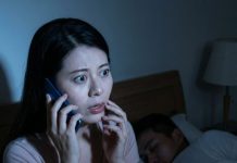 3 giờ sáng, màn hình điện thoại chồng tôi bỗng sáng lên, tôi nghe máy theo phản xạ. Đầu dây bên kia, một giọng đàn ông lạnh tanh bật ra: “Đưa vợ tôi nghe máy.” Tôi lặng người, không xin lỗi. Không do dự. Chắc nịch như thể anh ta biết rõ mình đang gọi cho ai. Tôi nhìn sang người đàn ông nằm cạnh, hơi thở đều đều… và khoảnh khắc đó, tôi sợ nhất không phải cuộc gọi — mà là linh cảm có chuyện ở phía sau