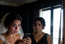 —“Lo leíste… ¿verdad?” —susurró, con la voz quebrada. El rostro de mi dama de honor estaba completamente pálido. —“Él dijo que era una broma” —alcancé a decir. Ella negó lentamente con la cabeza, sin apartar la mirada. —“No” —respondió—. “No era una broma.” El silencio cayó sobre la habitación como una losa. Entonces, con manos temblorosas, abrió su bolso de mano y sacó…