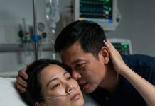 Suốt 11 năm biết vợ l/én l/út ng;oại t;ình, anh vẫn chọn im lặng, giấu nỗi đau vào trong để giữ mái ấm cho con. Nhưng đến khi vợ b;ệnh n;ặng nằm hấp hối, hơi thở chỉ còn đếm bằng giây, anh mới bình thản bước lại gần. Không khóc, không trách, anh chỉ nói một câu nhẹ như gió thoảng… nhưng đủ khiến gương mặt vợ tái mét, đôi mắt mở trừng như vừa nghe điều không thể tin nổi. Và câu nói ấy… đã thay đổi tất cả.