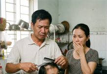 Tôi còn nhớ khoảnh khắc chồng tôi đang cắt tóc cho con gái như mọi lần. Nhưng hôm đó, đôi tay anh bỗng khựng lại. “Lại đây… nhanh.” Giọng anh run lên, sắc mặt tái mét khi khẽ v/é/n lớp tóc của con. Tôi chưa kịp hiểu chuyện gì thì anh nhìn tôi, ánh mắt đầy h/oảng l/oạn. Trên da đầu bé… thứ đó không thể xuất hiện ở một đứa tr/ẻ 8 t/uổi. Và khoảnh khắc ấy, tôi biết cuộc sống của gia đình mình sắp rẽ sang một ngã mà tôi không bao giờ ngờ đến……
