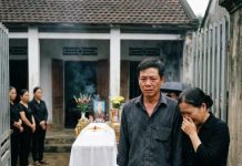 Chiều 30 Tết, tôi đứng chết lặng ngoài hiên khi nghe vợ lạnh lùng đuổi mẹ về quê. Tôi im lặng, nghĩ sau Tết sẽ xin lỗi mẹ cũng chưa muộn. Nhưng sáng mùng Một, căn nhà còn vương mùi nhang, tôi mở chiếc hộp quà mẹ để lại. Bên trong không phải tiền hay vàng… mà là thứ khiến tay tôi run rẩy, vợ tôi gào khóc rồi ngã quỵ xuống nền nhà. Đến lúc đó, tôi mới hiểu: có những sai lầm, cả đời không kịp sửa.