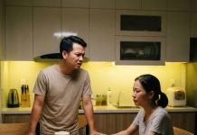 Anh ái nhà nội đến mức… tháng nào cũng đều đặn gửi 15 triệu. Còn nhà tôi? Chưa từng nhận nổi một đồng. “Anh vừa chuyển tiền cho bà nội rồi đấy,” anh nói, giọng nhẹ tênh như đang khoe một việc rất đáng tự hào. “Em xem tháng này có gì ngon thì đặt thêm gửi về quê cho các cụ. Phận làm con, báo hiếu là cái đức để đời.” Tôi cúi đầu. Bát cơm trắng trước mặt bỗng nhạt thếch. Miếng cơm vừa đưa lên miệng đã nghẹn lại, kẹt cứng nơi cổ họng, nuốt không trôi mà nhả cũng chẳng đành…sự việc cũng chưa dừng ở đó