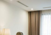 Tám năm trời tôi bỏ hết công việc, sáng trưa chiều tối chỉ xoay quanh hai đứa cháu. Từ bữa ăn, giấc ngủ đến từng cơn sốt nửa đêm, một tay tôi lo hết. Vậy mà hôm qua, chúng vô tư nói một câu khiến tim tôi lạnh đi: “Chúng con thích bà nội hơn, vì bà nội hay mua đồ chơi.” Tôi đứng chết lặng. Hóa ra yêu thương âm thầm không bằng vài món đồ lấp lánh. Đêm đó, tôi đưa ra quyết định mà chính mình cũng không ngờ… liệu tôi sai hay quá tỉnh?….