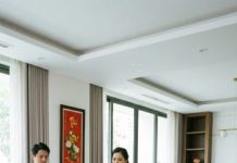 Họ nghĩ tôi sẽ cúi đầu cam chịu, khi bồ của chồng ngang nhiên xuất hiện, ôm cái bụng mang thai trước mặt cả nhà. Một cuộc họp gia đình được mở ra, từng lời ép buộc ly hôn lạnh lùng như dao cắt. Tôi im lặng đến phút cuối, chỉ khẽ mỉm cười và nói một câu khiến cả phòng chết lặng. Bà nội chưa từng bế cháu, chỉ giỏi mua đồ chơi lấy tiếng, còn người thức trắng đêm chăm con tôi… là bà ngoại. Và đó mới chỉ là khởi đầu của cú lật ngược số phận.…