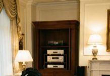 Vì thương con gái lấy chồng xa, sợ con khổ, tôi và ông xã chắt chiu cả đời, quyết định cho con 2 tỷ làm của hồi môn, mong con mua được căn chung cư đàng hoàng mà an cư. Nào ngờ, từ ngày tôi lên ở cữ chăm cháu, những chuyện tưởng nhỏ nhặt lại dần lộ ra. Bà ngoại tất bật ngày đêm, bà nội thì vắng bóng nhưng đồ chơi đắt tiền lại liên tục xuất hiện. Và chính từ đây, bộ mặt thật của con rể khiến vợ chồng tôi chết lặng… Phải chăng tiền bạc đã mở ra một bi kịch không ai ngờ tới?…