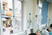 Suốt 12 năm, chị biết rõ chồng lén lút qua lại với người khác, nhưng vẫn im lặng như chưa từng hay biết. Không ghen tuông, không làm ầm, chị nuốt trọn nỗi đau vào sâu trong lòng. Hàng xóm nghĩ chị quá hiền, bạn bè cho rằng chị cam chịu số phận. Cho đến ngày anh đổ bệnh, nằm thở dốc trên giường, run rẩy cầu xin tha thứ. Chị cúi xuống, nhẹ nhàng nói đúng một câu. Khoảnh khắc ấy, gương mặt anh tái mét. Và 12 năm im lặng bỗng hóa thành nỗi sợ không lối thoát…