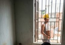 “Thiếu thốn” vì chồng bailiet suốt 10 năm, tôi “dây dưa” với anh thợ xây ở gần nhà. Nào ngờ, trong cơn mưa tầm tã anh bất ngờ đứng dậy và phát hiện sự thật, tôi buộc phải lựa chọn…